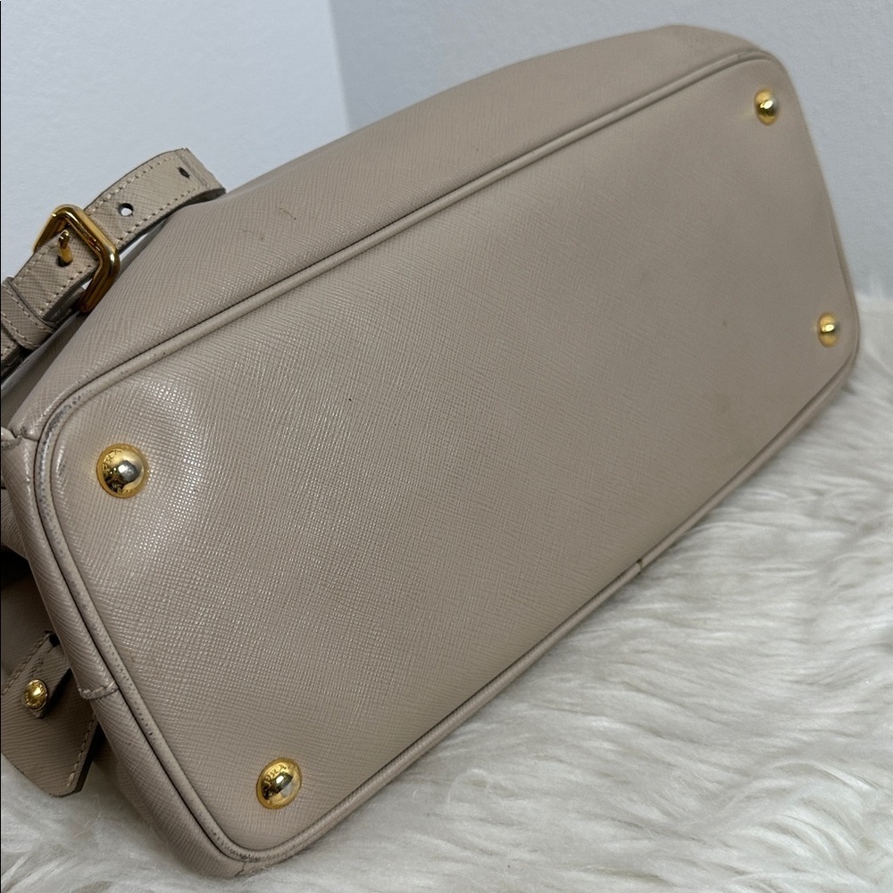 💯Authentic Prada tote Beige Leather bag🍀 - Picture 7 of 17